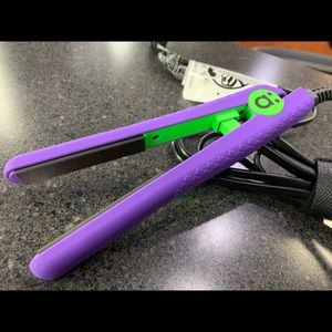Amika mini travel flat iron